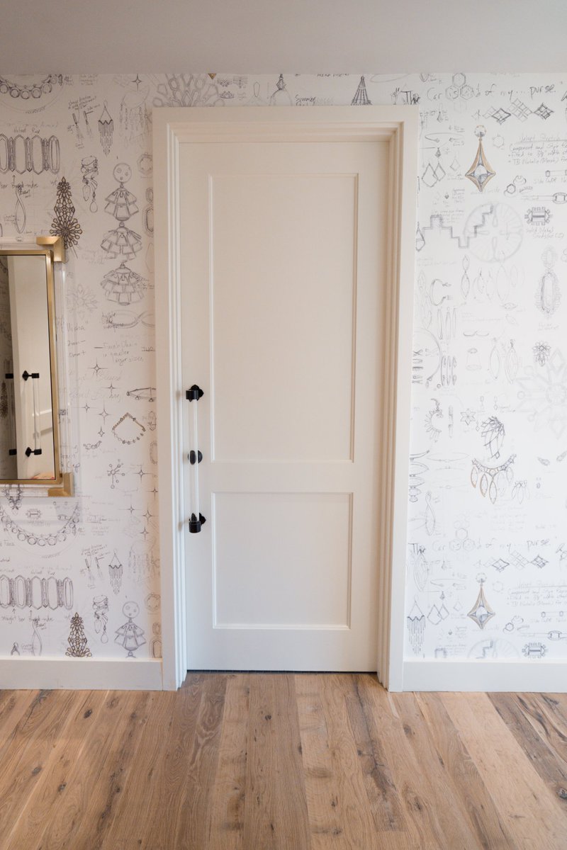 HWDCo's tweet image. A few more incredible looks at the SOCO @KendraScott flagship store in Austin, Texas. This is natural-face Texas Post Oak hardwood flooring.