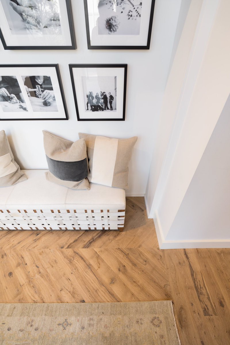 HWDCo's tweet image. A few more incredible looks at the SOCO @KendraScott flagship store in Austin, Texas. This is natural-face Texas Post Oak hardwood flooring.