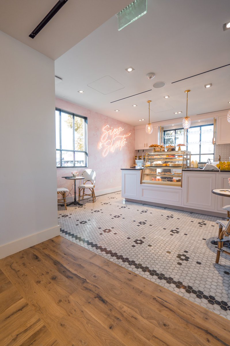 HWDCo's tweet image. A few more incredible looks at the SOCO @KendraScott flagship store in Austin, Texas. This is natural-face Texas Post Oak hardwood flooring.