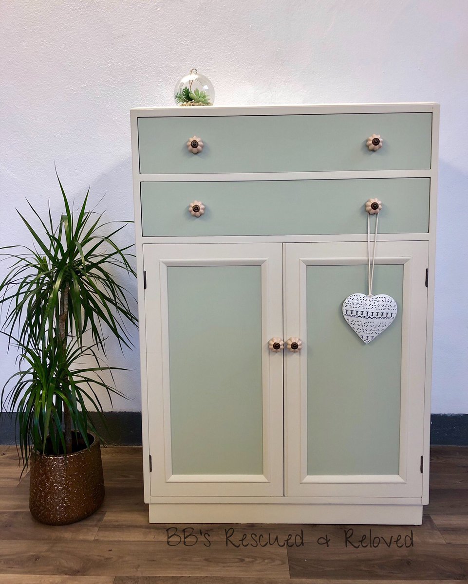 bbsrandr's tweet photo. @annabell_paint Modern Finish in Cobblestone &amp; Period Sage 💚 #tallboy #forsale #upcycled #upcycledfurniture #interior #furniture #designer #decor #homeinteriors #countryliving #modernliving #interiordesign #vintage #modern #bespoke  #paintartist #saltash #cornwall #devon #home https://t.co/faP7h6iLzO
