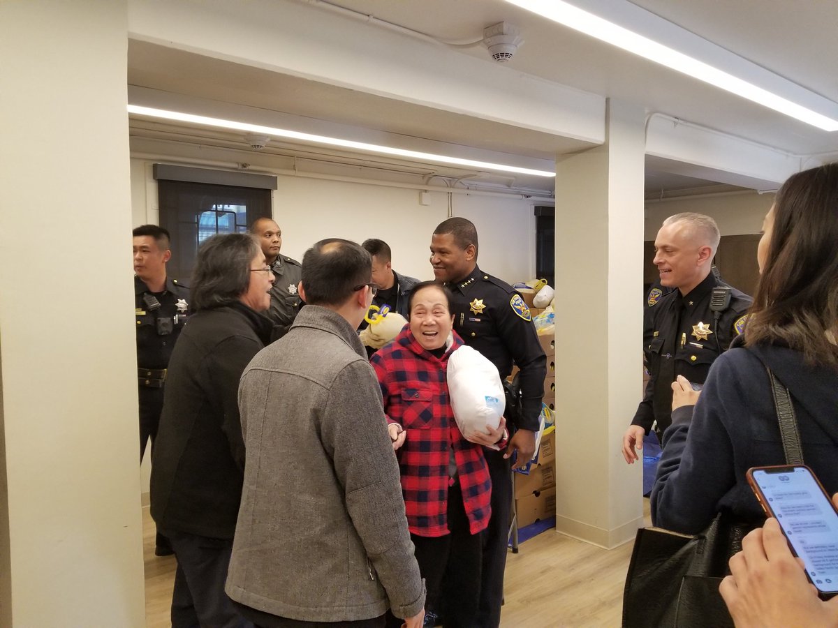 SFPDCares's tweet photo. Thank you to everyone who made the turkey giveaway at Ping Yuen possible #CCDC #MONS  @LondonBreed @SFPDChief @SFPDCmdrLazar Thank you #APRI for the turkeys 
#SFhousingauthority #SFPDCARES https://t.co/g3yqFVfLav