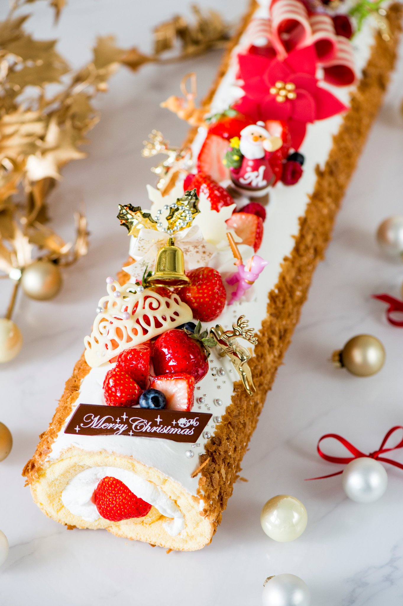 パティスリー モンシェール 今年はクリスマスパーティを盛り上げる巨大なケーキをご用意しました バニラ香るクリームと苺を包んだ長さ52 のロールに ポインセチアやティアラのチョコ細工などをゴージャスに飾ったパッと目を引く華やかなクリスマスケーキ パティスリー モンシェール 今年はクリスマスパーティを盛り上げる巨大なケーキをご用意しました バニラ香るクリームと苺を包んだ長さ52 のロールに ポインセチアやティアラのチョコ細工などをゴージャスに飾ったパッと目を引く華やかなクリスマスケーキ