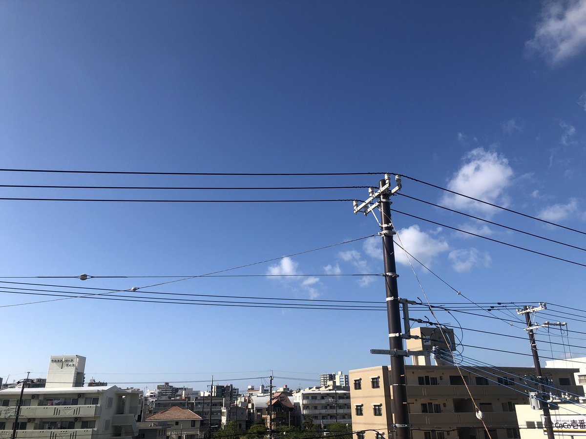 ecoactionOKI's tweet photo. 昨日の雨とは打って変わって
今日は気持ちいい晴れ具合いです(^^)

お洗濯日和ですね👕👚

小春日和とい��言葉がありますが
旧暦10月の事
太陽暦では11月〜12月上旬にあたり
晩秋〜初冬にかけて現れる穏やかな暖かい晴天だそうです。

#沖縄 #天気 #小春日和 #晴れ #エコアクション沖縄 https://t.co/7zBaTZtayi