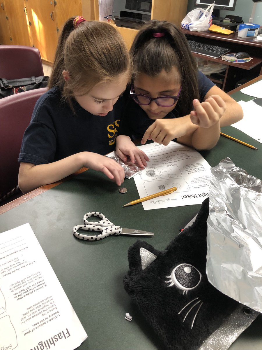 SCSMsMueller's tweet image. Investigating how electrical energy travels and designing flashlights! #mysteryscience #formsofenergy #scsscience 🔎🔦💡