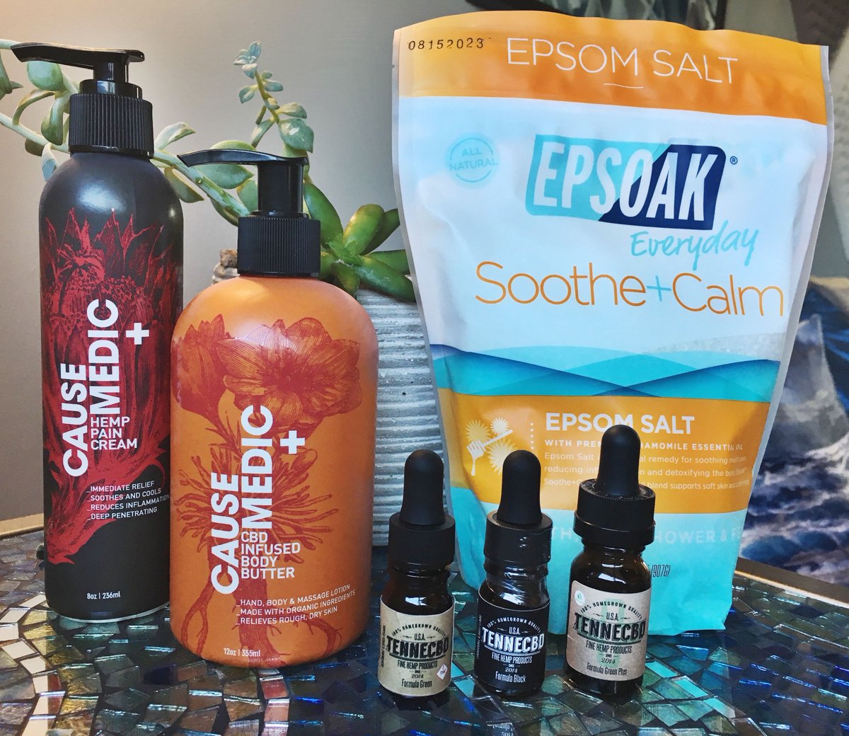 🎁Give the gift of relaxation💦
Whether it’s for you or your loved one, everyone deserves chance time to destress and get re-centered around the holidays! Pair a Float Session  with any of our new CBD products and experience pain relief, stress relief. Float for deep relaxation