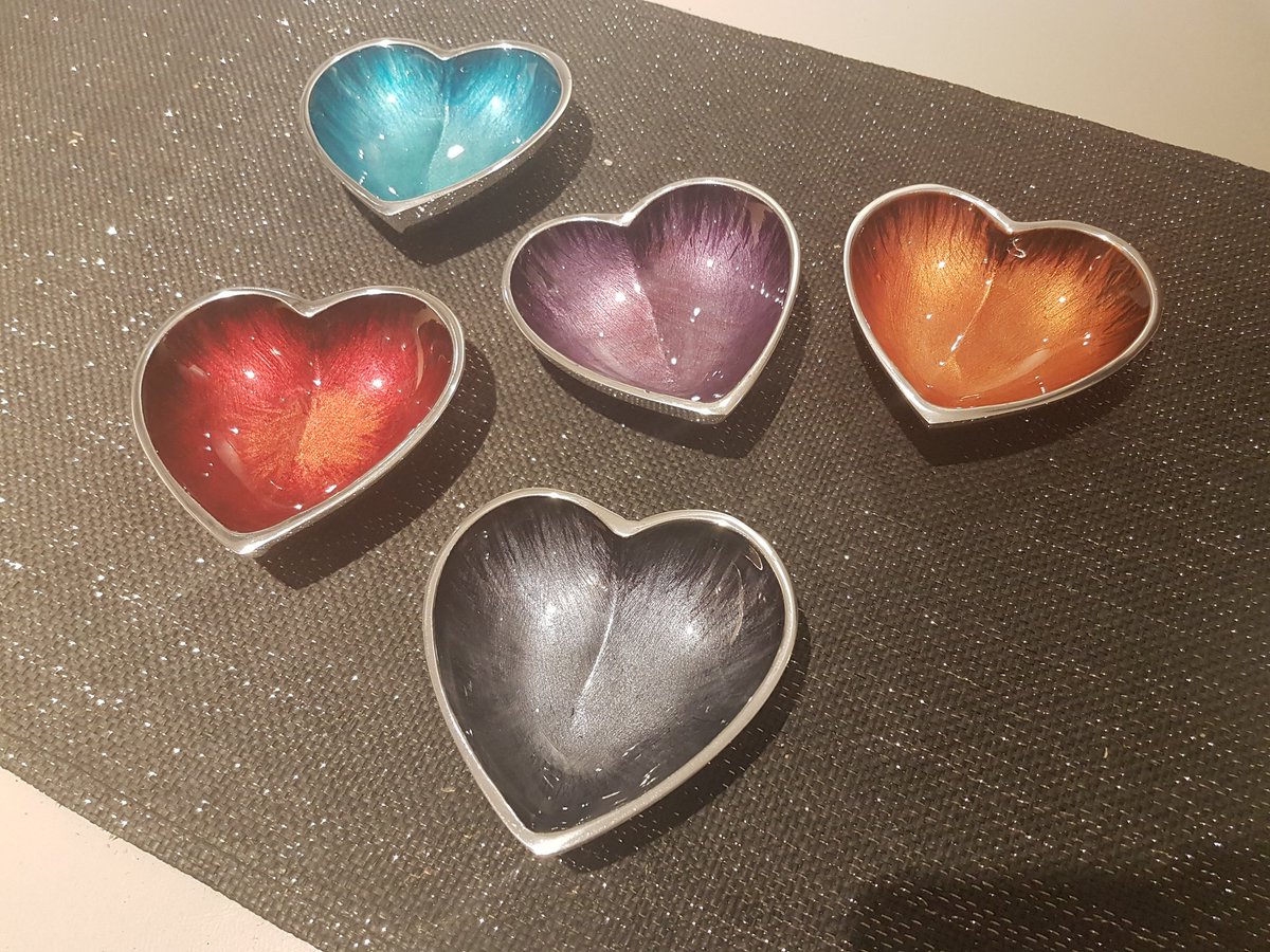 We love these little heart dishes. A perfect stocking filler or a secret Santa gift. Recycled aluminium, enameled and in 5 bright colours.
#christmasgiftideas #vegangift #heartdish #blackqubd