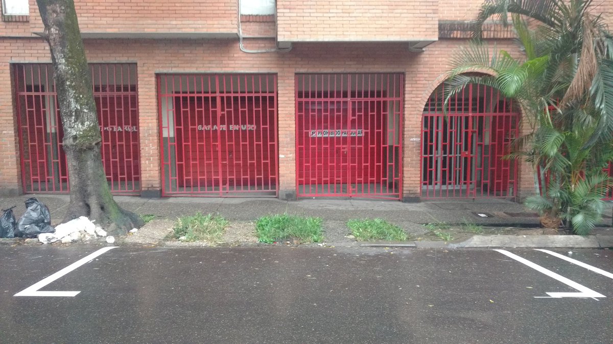 VeroMelai's tweet photo. Buenas tardes Sres. @sttmed ¿este tipo de cosas están permitidas? Es decir ¿pueden poner #Parquímetros que perjudiquen la salida en los garajes de un edificio? #MovilidadMedellín #SentidoComún #FelizLunes https://t.co/iFH2ja0wOB