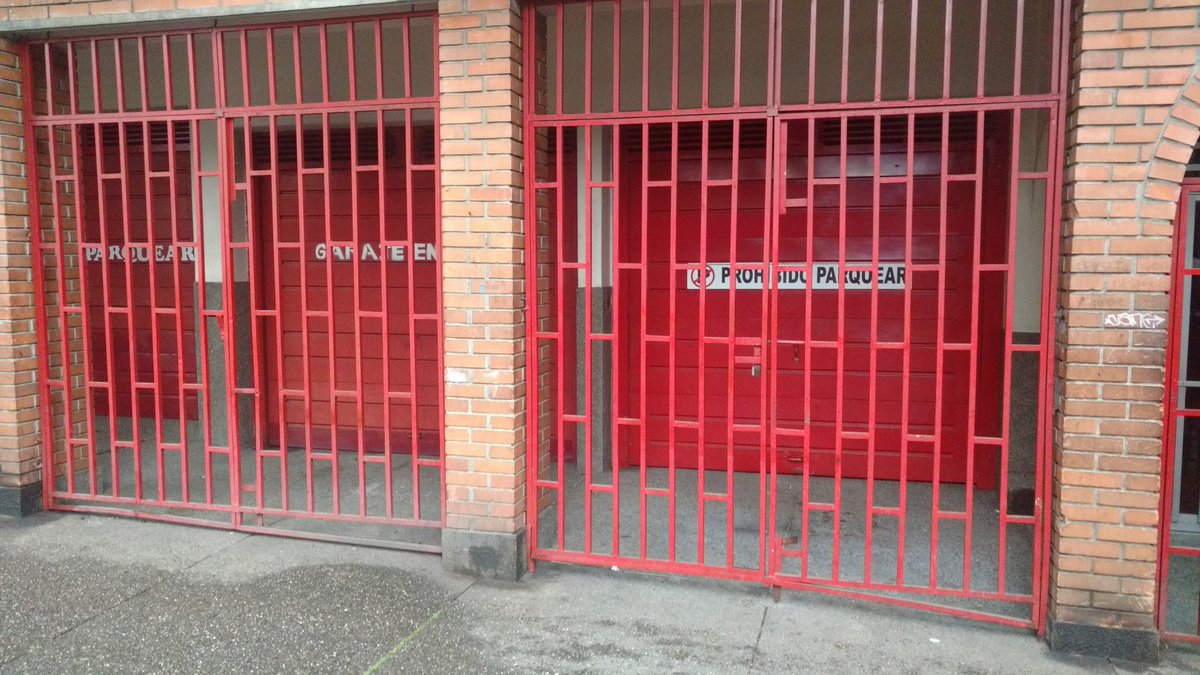 VeroMelai's tweet photo. Buenas tardes Sres. @sttmed ¿este tipo de cosas están permitidas? Es decir ¿pueden poner #Parquímetros que perjudiquen la salida en los garajes de un edificio? #MovilidadMedellín #SentidoComún #FelizLunes https://t.co/iFH2ja0wOB