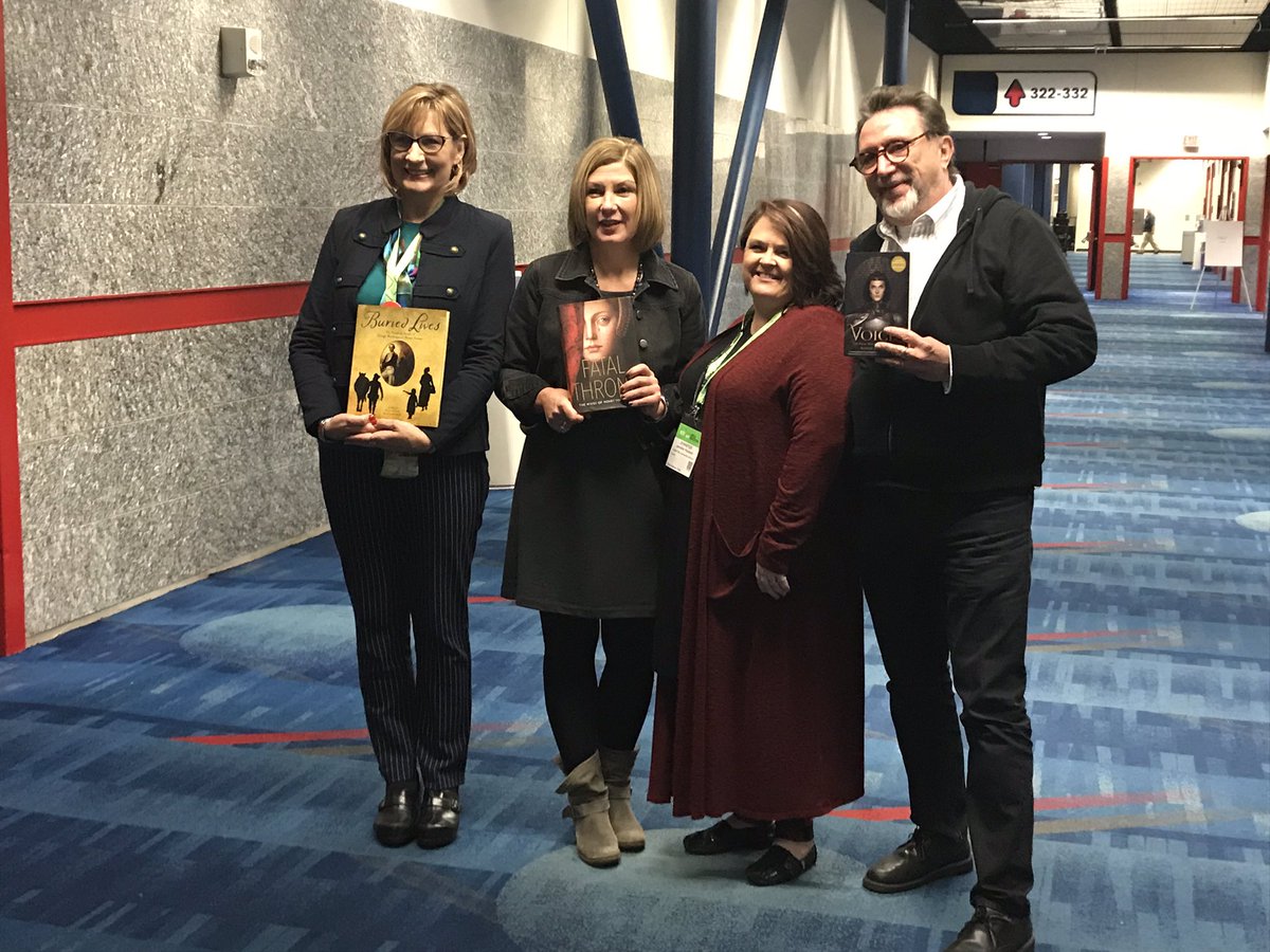 ckmcclafferty's tweet photo. Headed home after a great time at the ALAN workshop. Loved it! @HolidayHouseBks @JrLibraryGuild @GWBooks #NCTE18 #ALAN2018 https://t.co/KFB6onWdLe