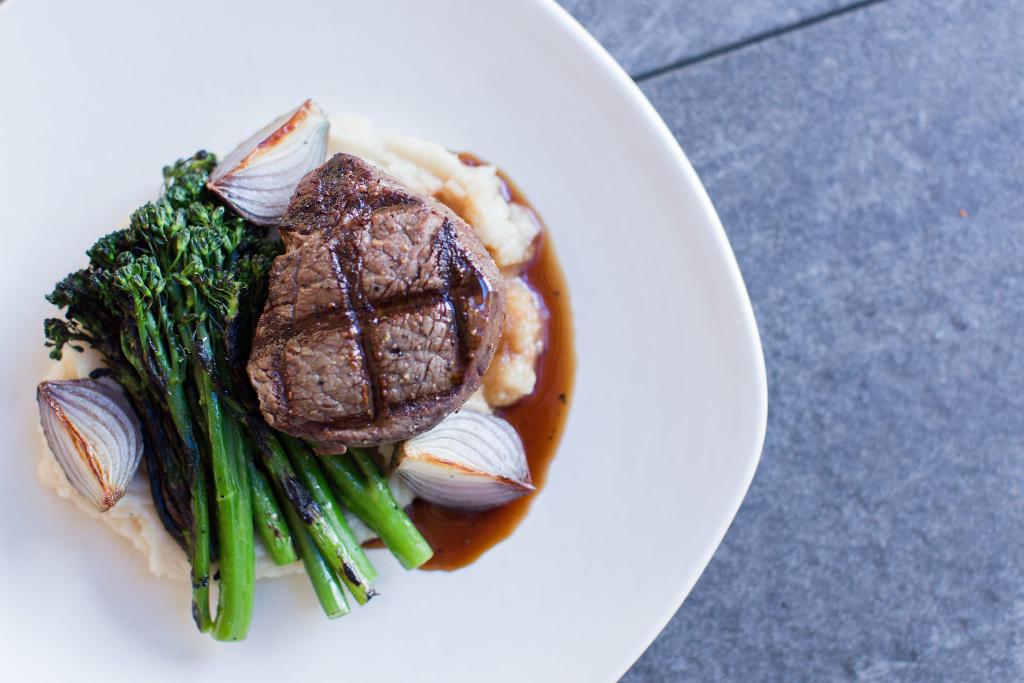 We always enjoy a good charred broccolini. Especially when it's accompanied by a 7oz. local beef filet. 

🍴 spr.ly/6018E6VHQ
📷 Missy Palacol Photography