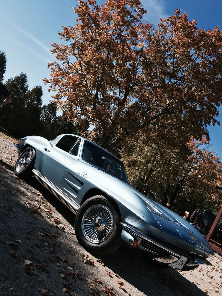 Luca_DelleDonne's tweet photo. Got a favrioute Sunday fun day ride? let us know in the comments below! #vette #classic #sundaycruise https://t.co/J3t4MwO3WO