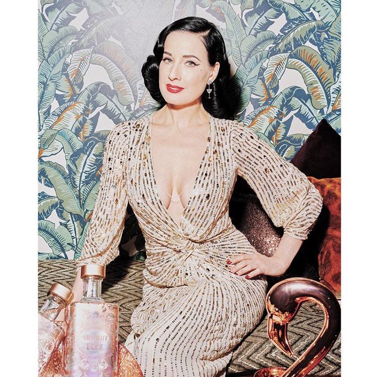 MillerPRNews's tweet photo. Fantastic performance by Queen of Burlesque @DitaVonTeese of her final act in a copper cocktail coupe from London last week! @absolutelyx 
#coppermakesitbetter #queen #burlesque #performer #live #absolutelyx #london #famous #coppercoupetour #millerpr https://t.co/XfjOGp6a7b