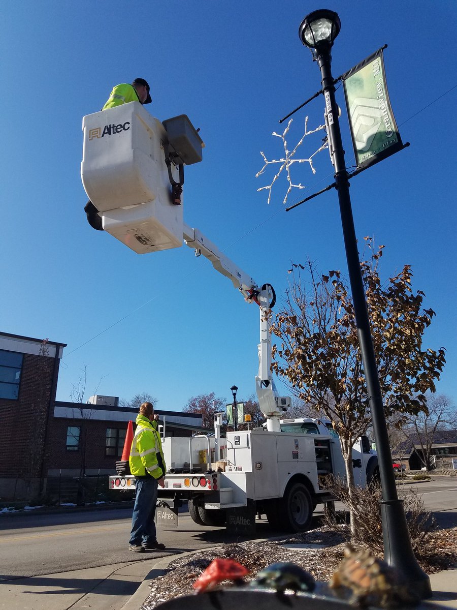 TrumanTurtles's tweet photo. Truman's Turtles enjoyed some sun while watching Grandview's hard working Public Works team Friday. Check out the holiday decorations along Main Street. #TrumansTurtles #MainStreet #Grandview @CityofGrandview https://t.co/QRbFIEcjxy