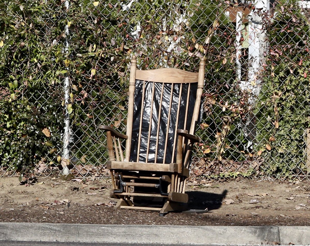 Springfield police investigating suspicious package attached to rocking chair in Thurston. registerguard.com/news/20181119/…