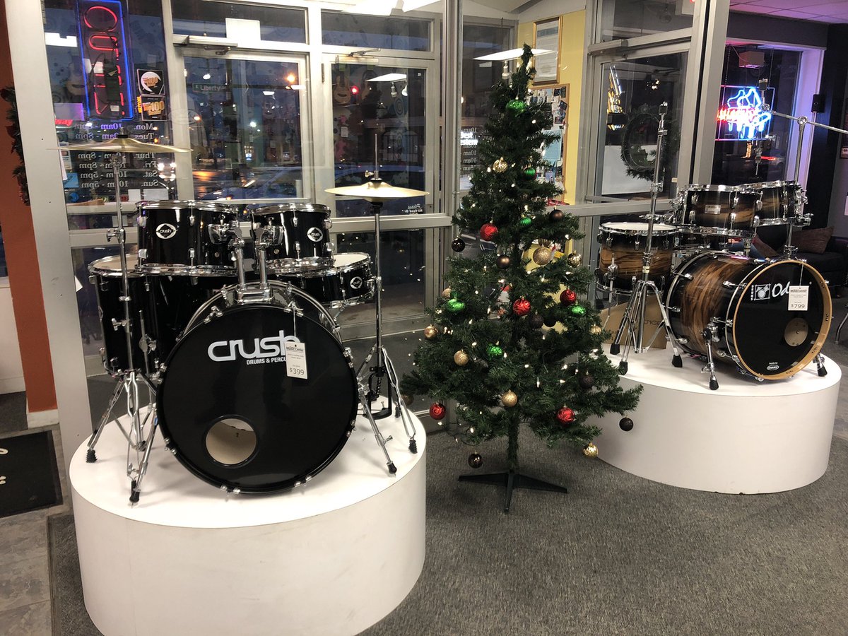LarrysMusic's tweet photo. Thanksgiving is just like one of those opening bands that is surprisingly good but still disappointing when the real band plays but anyway way happy holidays everyone https://t.co/3MkMCWo3w4