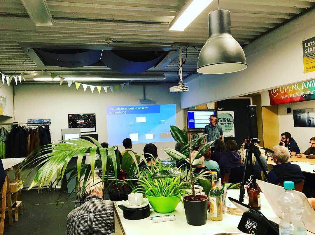 echteheldenkiel's tweet photo. Beim #webmonday in #kiel u. a. etwas zur #feinstaub Messung gelernt und wie so ein Messgerät aussieht, das man sich selbst bauen kann #Starterkitchen #hinterheristmanimmerschlauer https://t.co/Qizi3WYoxs