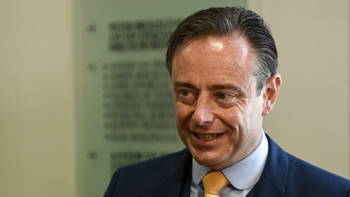 VTMNIEUWS's tweet photo. .@Bart_DeWever wil een coalitie met @sp_a en @openvld in Antwerpen, hij start formatiegesprekken op met beide partijen. #STEM2018
https://t.co/XBGBVP3jqj https://t.co/4GCBvc8Gwn