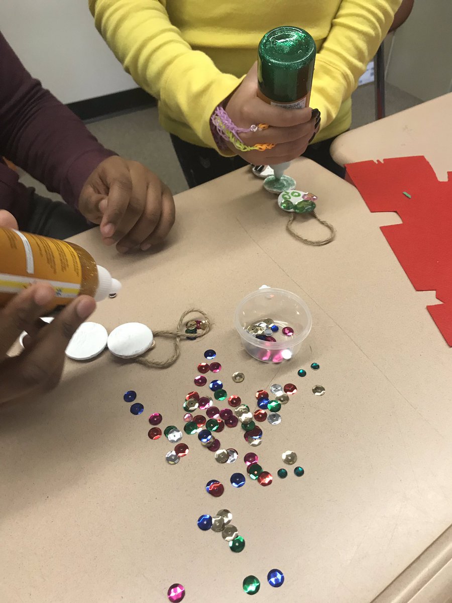 MathMrsCrowley's tweet photo. The only thing better than a snowman is a #bedazzled snowman! #ackvisory @BillingsaCPS #crew17 https://t.co/sQIclsaA6y