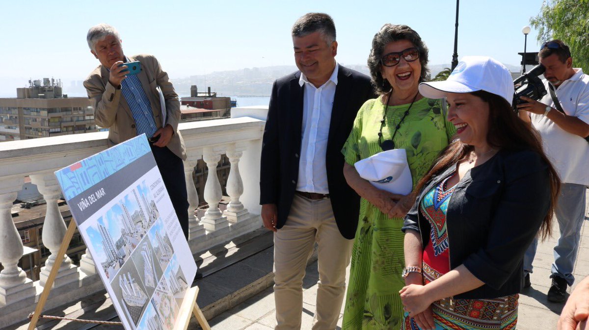 minvuvalparaiso's tweet photo. 🎥🎙PRENSA | 📌19 Proyectos de Integración Social del @Minvu con una inversión de 33 mil millones para la región de #Valparaiso anunció la Seremi @Evelyn_Mansilla en compañía de la Alcaldesa @cotyreginato y el Alcalde @danielmoralese #ElMinvuUneLaCiudad https://t.co/nvNqjMoUI9