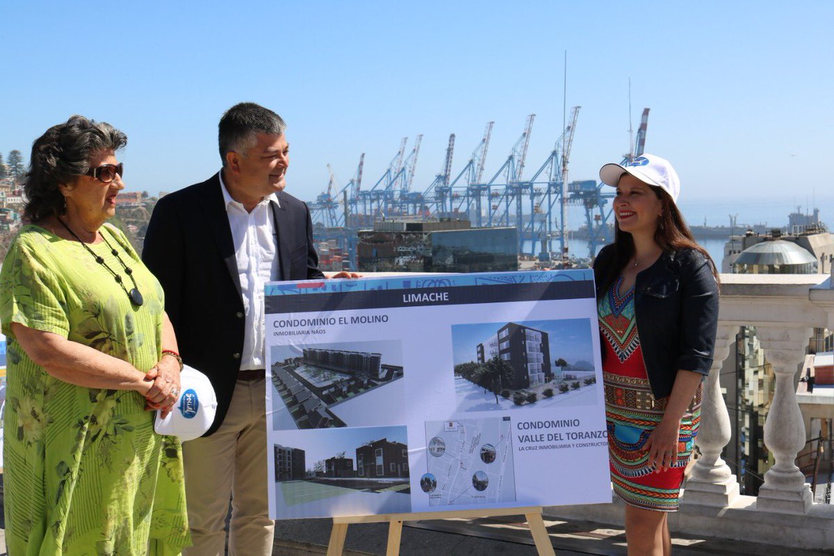 minvuvalparaiso's tweet photo. 🎥🎙PRENSA | 📌19 Proyectos de Integración Social del @Minvu con una inversión de 33 mil millones para la región de #Valparaiso anunció la Seremi @Evelyn_Mansilla en compañía de la Alcaldesa @cotyreginato y el Alcalde @danielmoralese #ElMinvuUneLaCiudad https://t.co/nvNqjMoUI9