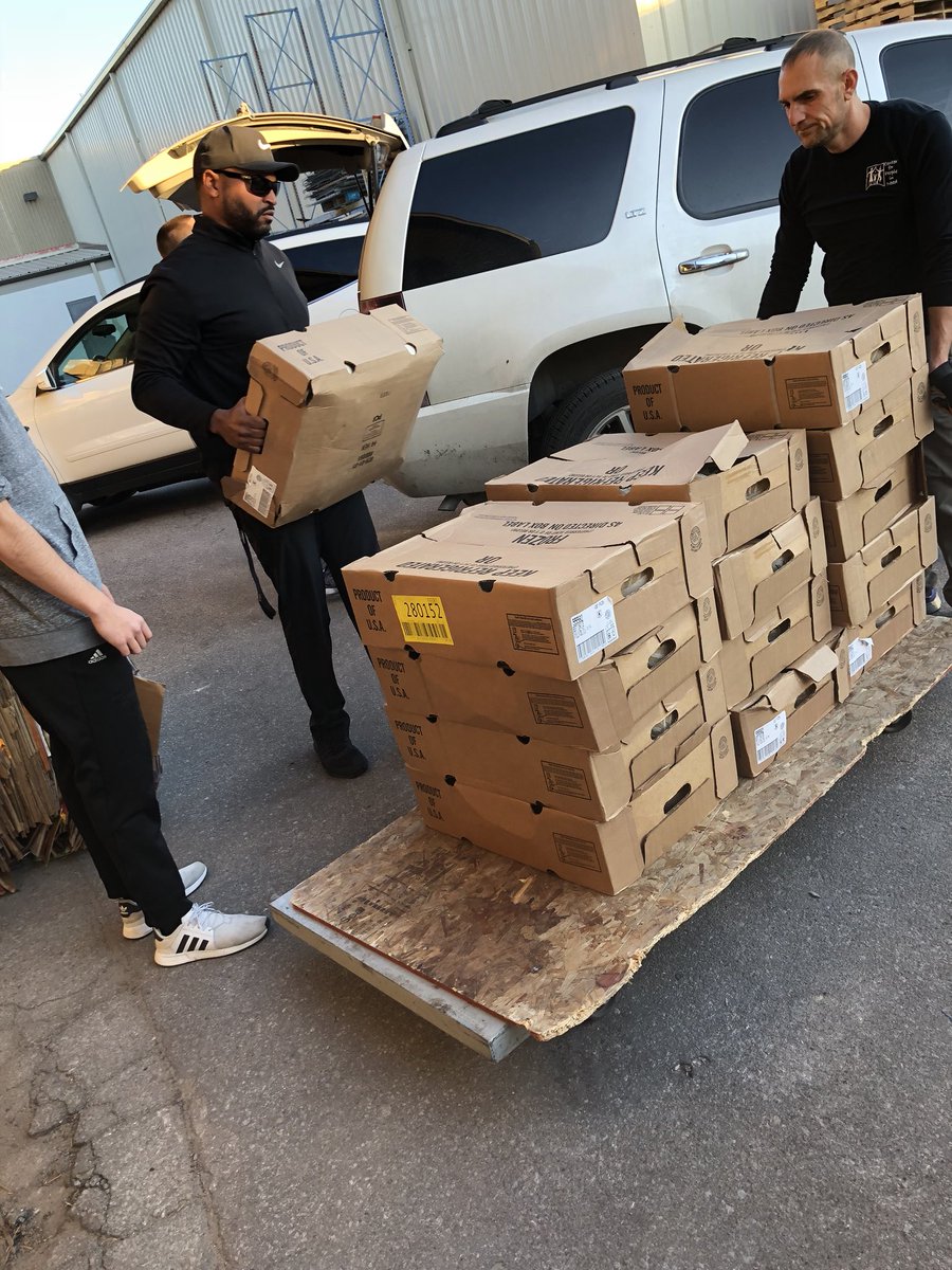 4manfndn's tweet photo. 5th annual Foreman Foundation turkey drive. Donating turkeys to those in need and providing healthy options for Thanksgiving. Thank you all for your continued support; donations to the FF help make this and all of the foundation’s community service possible.#diabetes https://t.co/eZUqpa92Cw