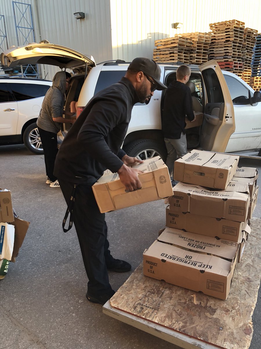 4manfndn's tweet photo. 5th annual Foreman Foundation turkey drive. Donating turkeys to those in need and providing healthy options for Thanksgiving. Thank you all for your continued support; donations to the FF help make this and all of the foundation’s community service possible.#diabetes https://t.co/eZUqpa92Cw