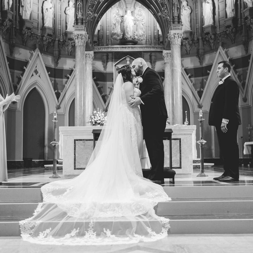 Can’t decide what I love more....a classic black and white or an amazing cathedral veil.......but I’ll take both 💜😍 #chantillybride #chantillyplace #brideandgroom #wedding #veil #cathedralveil
