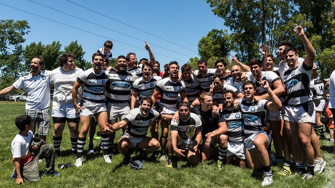 CASI_OK's tweet photo. PRE INTERMEDIA CAMPEÓN 🏆🏉
—
La Pre A levantó la copa luego de ganarle la final del torneo de la @URBA_ok a @AAlumni por 34 a 15.
¡Felicitaciones a todos los jugadores y al cuerpo técnico!
⚫️⚪️⚫️⚪️
#VamosAcademia https://t.co/ahU4zyzD7v