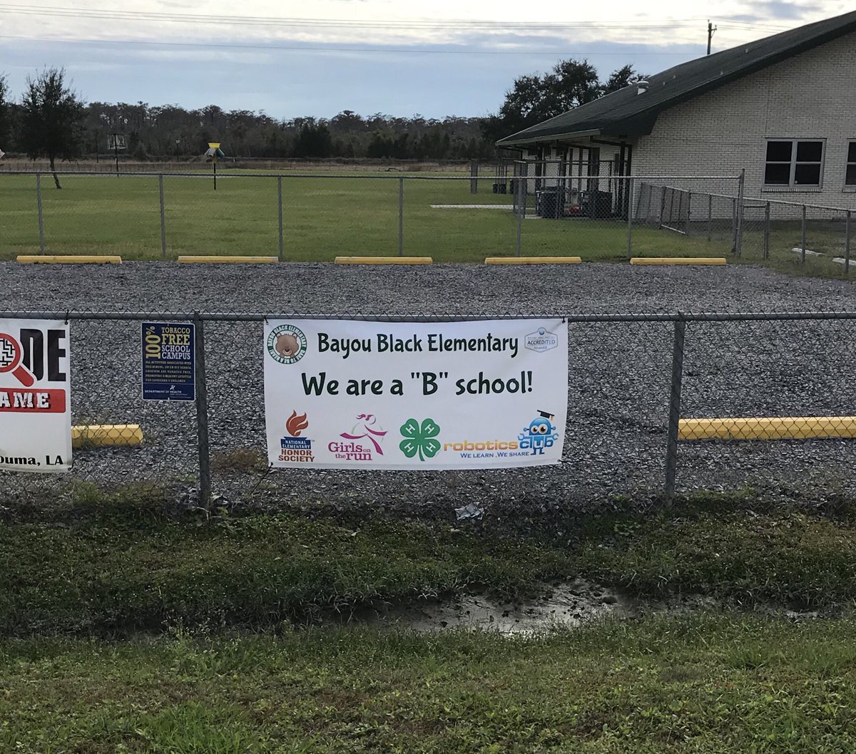 MelyndaRodrigue's tweet photo. I am so excited to add this banner to our school fence. Wish I would have thought to also add Top Gains Honoree! The students, staff, and community worked so hard this past year...now just 5.3 points to get to an “A” school status. #DaretobeaBEAR #TpsdPride https://t.co/i0WoOMuyKo