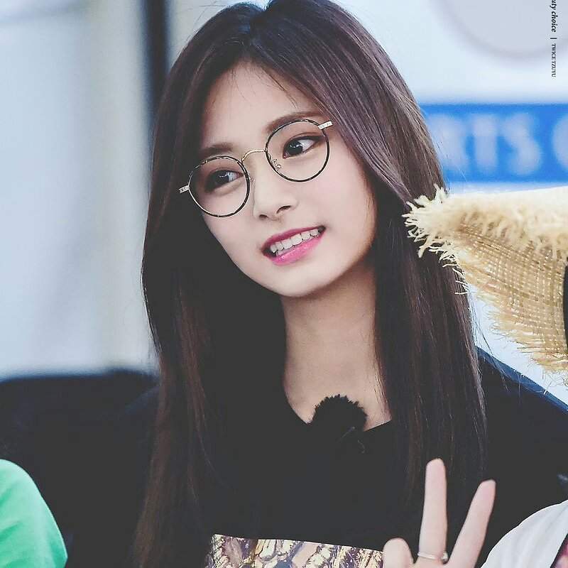 Twiceverys's tweet photo. Como superar a Tzuyu de óculos ? muito fada visual 💕
#Twice  #MAMAVOTE https://t.co/wRp82NsCLk