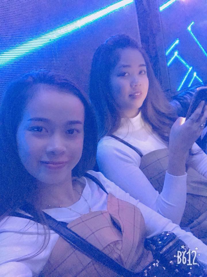LoreneCastillo8's tweet photo. Bạn hãy học cách tôn trọng sách. https://t.co/AAzddN8dOK
