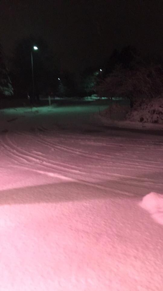 KatieBavoso's tweet photo. Its amazing what a few hours and several miles will do. Mohamed is seeing snow start to pile up in Westbrook, while Danya in Rockland hasn’t seen a flake. #MEweather #wakeMEup @newscentermaine https://t.co/fG11Zvi6qr