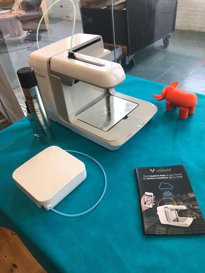 VoladdCom's tweet photo. Nuestro compañero @iibiriku ha estado este fin de semana en Barcelona presentando la impresora 3D Voladd en el #DauPro / @DAUBarcelona, un espacio dedicado para para juegos de mesa y rol además de dar cabida a editoriales, autores e ilustradores. https://t.co/Sx2180x3Pi