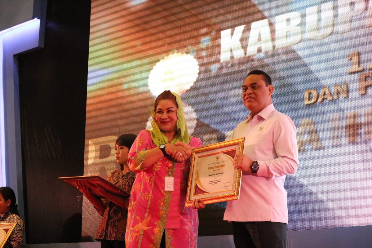 mazdayak's tweet photo. Selamat &amp; Sukses untuk walikota @hendrarprihadi yg mndpt penghargaan dr @kempanrb @H_SYAFRUDDIN_ sbg Pembina Pelayanan Publik Kategori Sangat Baik Tahun 2018 @mbakITASMG @PemkotSemarang @humaspemkotSMG #semaranghebat #semarang https://t.co/ULsEKwDAE6