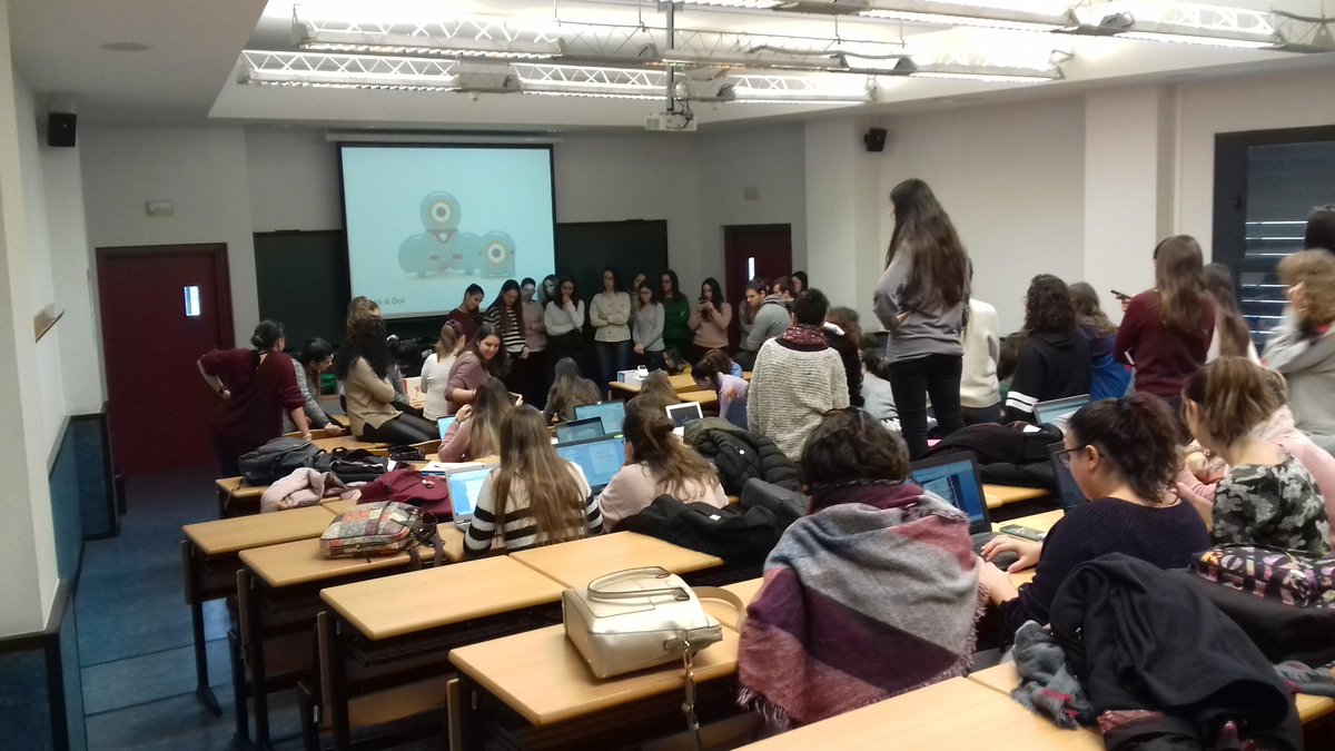 No penseu que regalen coses allá baix..😂
és el poder de Dash&amp;Dot 💥📡 
tota la classe pendents d'ells i de la #roboticaeducativa 👏👏
Feliç dimarts, Magis!!! 🔛💃

#MI1013A
