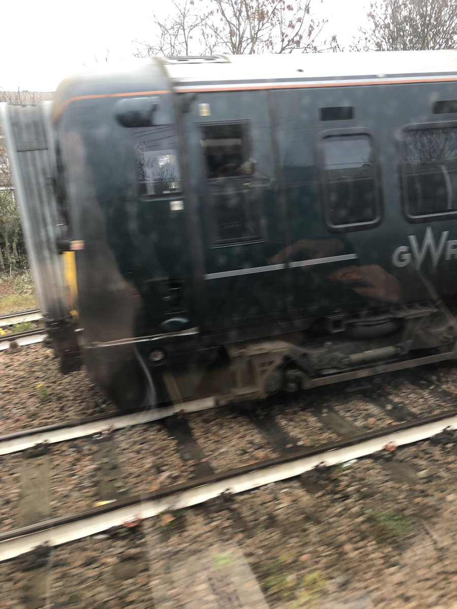 IamTils's tweet photo. Derailed train causing delays into London Paddington this morning..... #livefromthescene @getreading https://t.co/INISsNWHiG