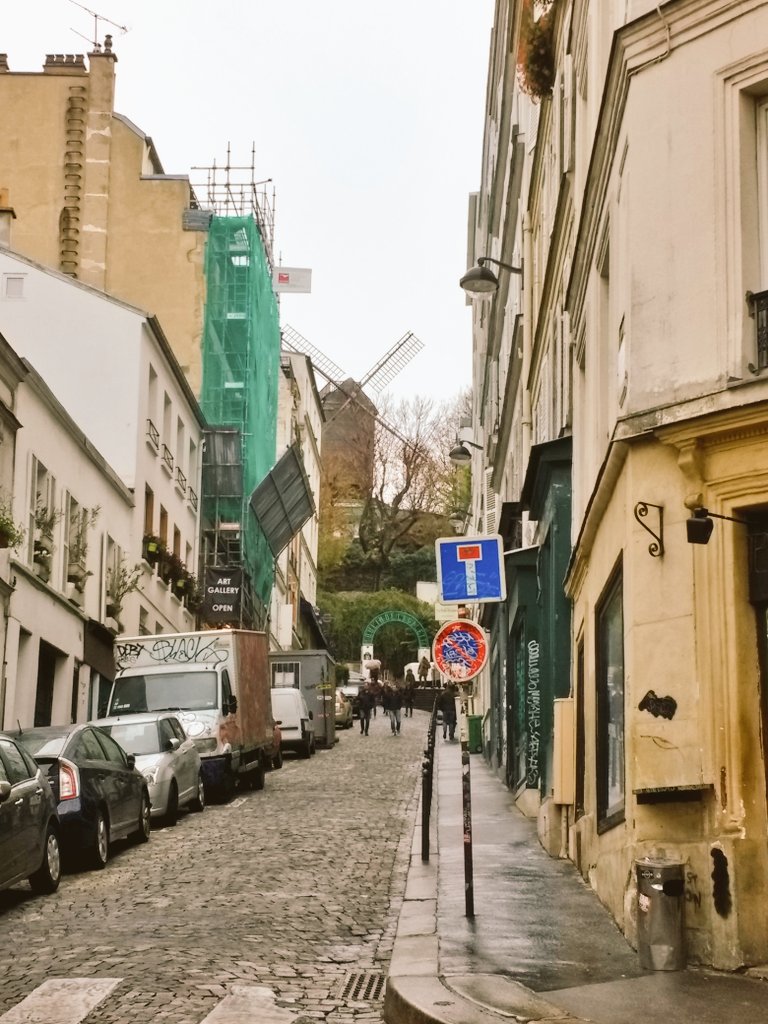Parichanette's tweet photo. モンマルトルはサクレクールを見たらRue des Abbessesへ！周辺には人気のブーランジェリーやアメリの撮影地、ゴッホのアパートなど見所が沢山！パリ最古の映画館でジャン・コクトーがデザインしたスタジオ28が佇むRue Tholozéからはムーランラデが顔を覗かせています。 https://t.co/80C1S2JDx4