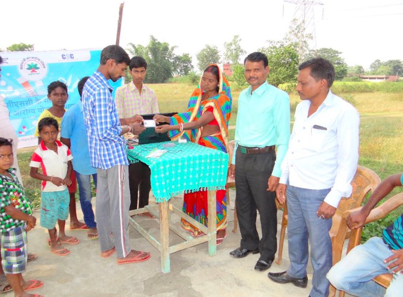 AyushmanNHA's tweet photo. The accessibility of quality healthcare by millions of poor without any compromises on their savings is an achievement of #AyushmanBharat. Look at the residents of Jhabri village, #Jharkhand, wielding their #PMJAY cards with the confidence of how it empowers them. https://t.co/WrbbJw89aV