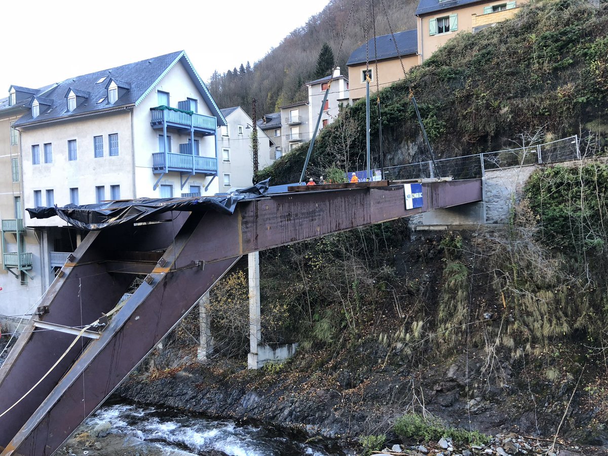 DavidNgegc's tweet photo. @groupe_NGE réalise la pose de la passerelle piétonne de @cauterets65110 détruite lors des crues de 2012 https://t.co/gfCA9fGTUk