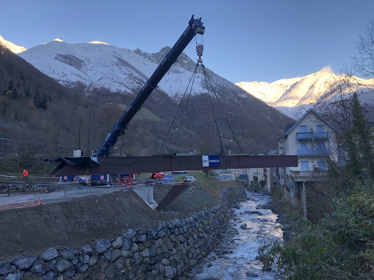 DavidNgegc's tweet photo. @groupe_NGE réalise la pose de la passerelle piétonne de @cauterets65110 détruite lors des crues de 2012 https://t.co/gfCA9fGTUk