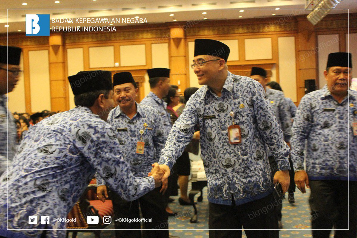 BKNgoid's tweet photo. #SobatBKN yg mnunggu pgumuman hsl SKD mn suarany?Sini mimin bisikin..dlm kunjungan Kepala BKN k Denpasar hr in,beliau myampaikn br sj menandatangani bbrp instansi yg slsai verval&amp;it's still going.
Jdi jk kmu msi deg2an,cb cek dl udh mkn blm?
Pcya mimin,we do the best for u all 😘 https://t.co/dUCA5XdXdF