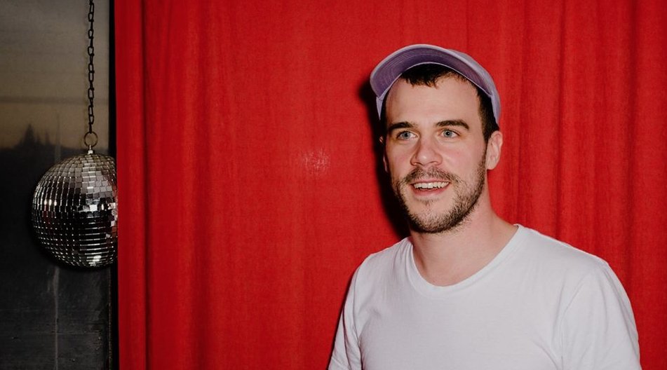 Depuis les confins d’une chambre berlinoise s’échappent les volutes pop d’une musique douce : celle de Niklas Kramer, alias <a href="/StillParade/">Still Parade</a> bit.ly/2P2GGzD