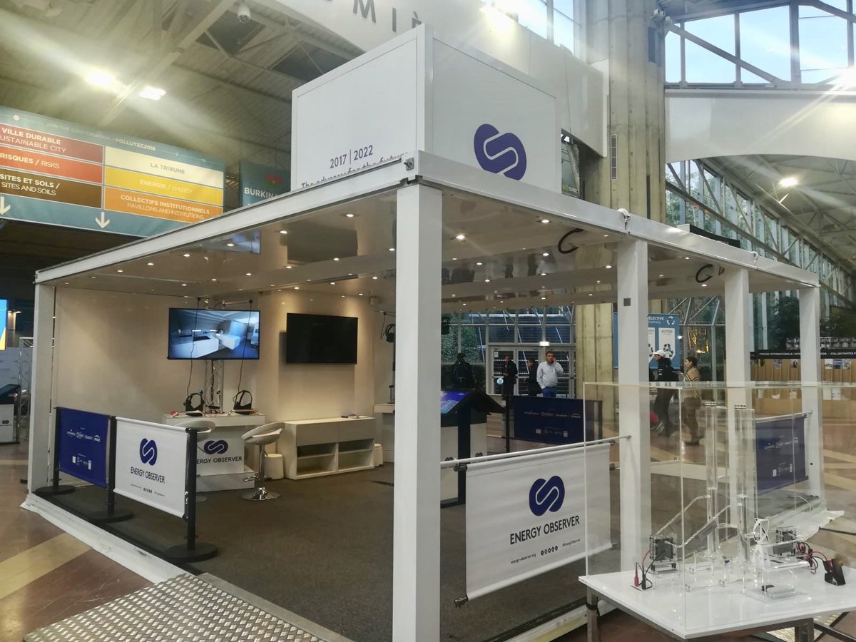 energy_observer's tweet photo. 🚨#EOlive 🚨#EnergyObserver est à @Pollutec ! Retrouvez-nous Place des lumières dans le Hall4 et rdv aujourd’hui à 17h30 sur Le Ring pour découvrir le premier navire #hydrogène autour du monde avec @VicErussard #Pollutec2018 #pollutec #energyobserver https://t.co/l0jBmyIfkg