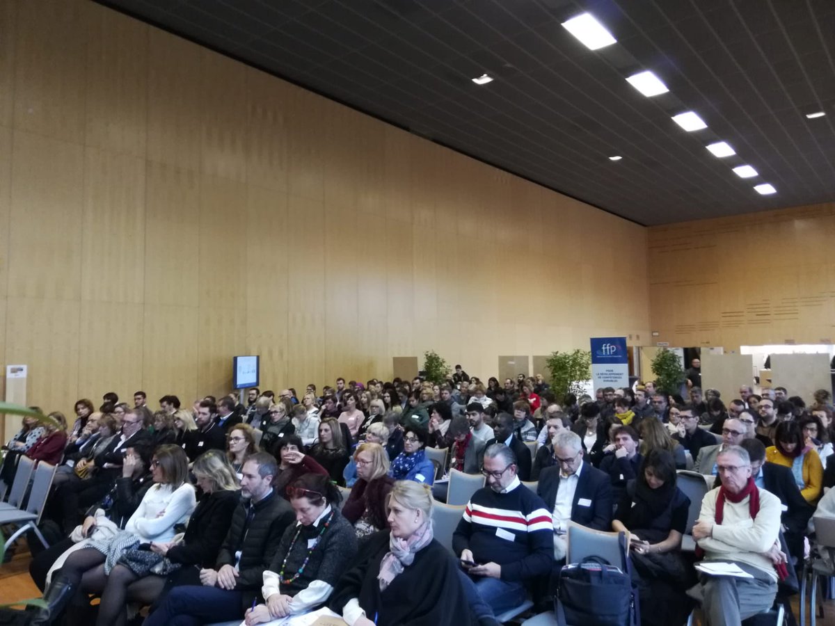 🚴‍♂️ 6ème étape du #TourDeFranceFFP de la réforme à Dole | Le Conseil Régional <a href="/bfc_region/">Région Bourgogne-Franche-Comté</a> <a href="/Prismemploi/">Prism'emploi</a> @poleemploi_bfc et la #FFP  échangent sur les enjeux liés aux compétences, à l'orientation et à la formation devant plus de 150 professionnels de la #FormPro