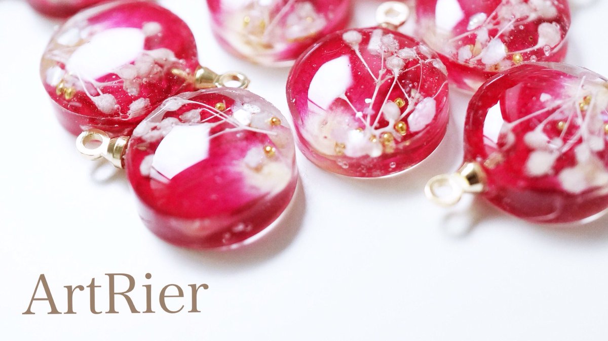 art_rier's tweet photo. 本物のバラの花びらを使ってデザインしています＾＾かすみ草の蕾は雪のイメージ☃️✨#artrier  #ハンドメイドイヤリング #揺れるピアス  #バラ #薔薇 #ローズ #japanesedesigner #ドライフラワー #クリスマスプレゼント #ギフト  #クリスマスコーデ  #ずっとイヤリング派展 
#クリスマスギフト🎄 https://t.co/9D7xwkMK6i