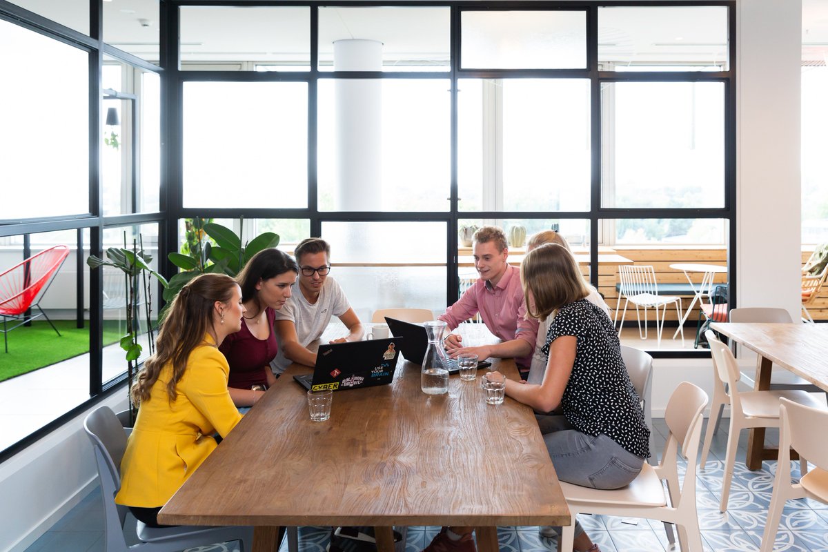 OttoGroup_Com's tweet photo. #NewWork: Arbeit neu denken. Wie verändert #Digitalisierung die Art wie wir künftig zusammenarbeiten? Wie sieht das Büro der Zukunft aus? Unser Dossier anlässlich der #WorkAwesome: https://t.co/VozA86WnJI u.a. mit den Podcast-Tipps #OnTheWayToNewWork von @gaedelars und #insidepod https://t.co/xeULSIyjlu