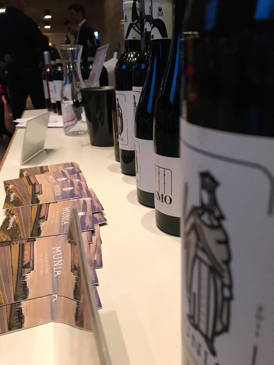 vinaguarena's tweet photo. Más fotos de nuestro Showroom en Austria de la semana pasada.
Nuestro Tálamo y los 3 Munias (Roble, Carácter y Especial) fueron muy bien valorados por los asistentes https://t.co/MiugxMk3GU