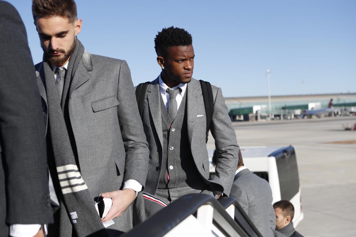 📸 | ✈ Suited & fitted. Road to Eindhoven 🧣
 @ThomBrowneNY 👌
#PSVBarça #StyleMatters

[Twitter: @FCBarcelona]