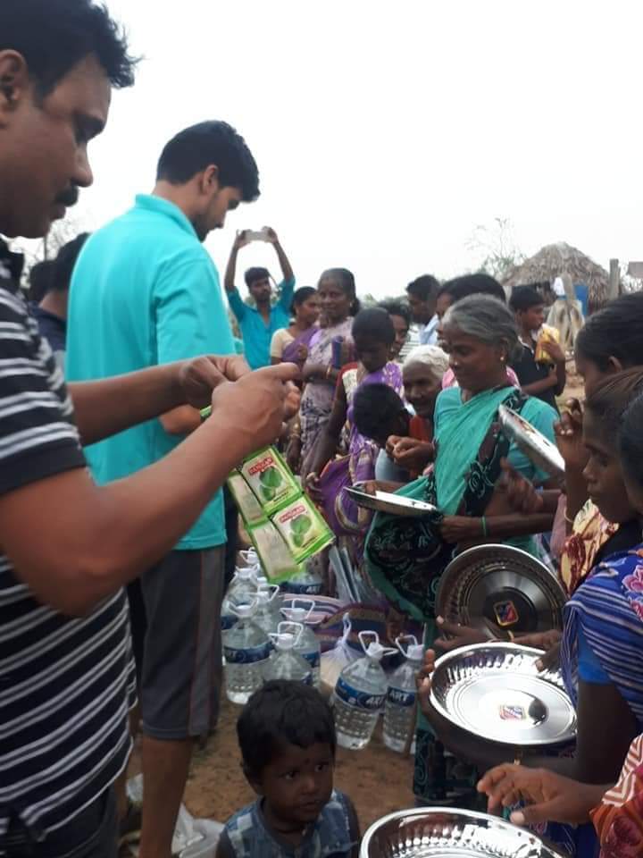 Subashini_BA's tweet photo. நிவாரணம் கொடுத்த இளைஞர்களுக்கு வண்டிநிறைய தேங்காய் அனுப்பி வைத்த டெல்டா மக்கள் #SaveDelta #Save_Delta #SaveVedaranyam #SaveCauveryDelta #CycloneGaja #ComeBackDelta #CycloneGajaRelief #BounceBackDelta #WeStandWithDelta #WeNeedToStandWithDelta #GajaCycloneUpdates #GajaCycloneRelief https://t.co/JTbdp7phah