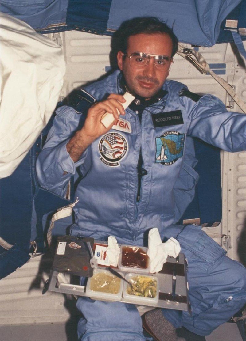 VikSeca's tweet photo. 33 años un #Mexicano 😎 26/11/85 @Dr_Neri_Vela va al espacio en la Misión 61-B que #orgullo #Sisepudo  directo de #Chilpancingo #Guerrero #México #Ingeniero @NASAhistory  🌎 @Space_Station #Telecomunicaciones #Astronauta #BeefJerky 🍖🍗#spacefood 👊 #Jerky https://t.co/5vNmEKsJJ1